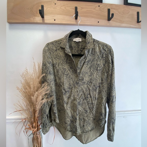 Bella Dahl green khaki snake print blouse - Picture 1 of 4